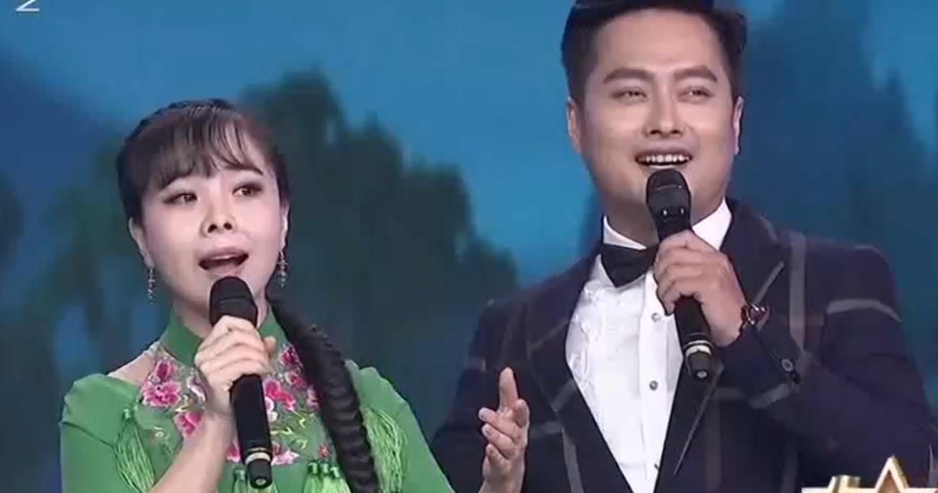 王二妮云飞再唱拉手手亲口口云飞眼神太温柔王二妮害羞了