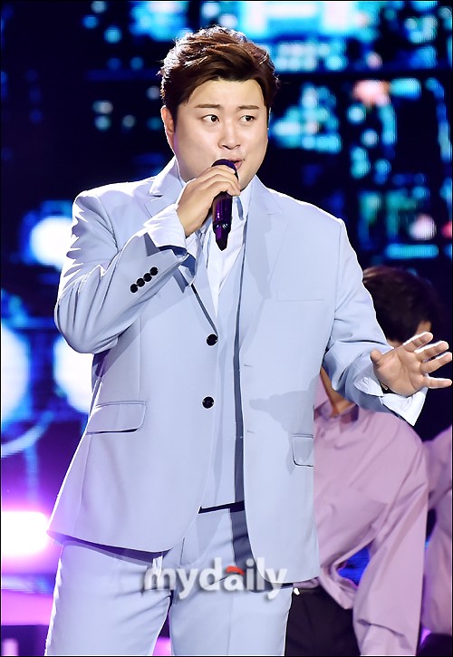 8月30日下午,韩国歌手金浩中在京畿道高阳体育馆参加了sbs电视台