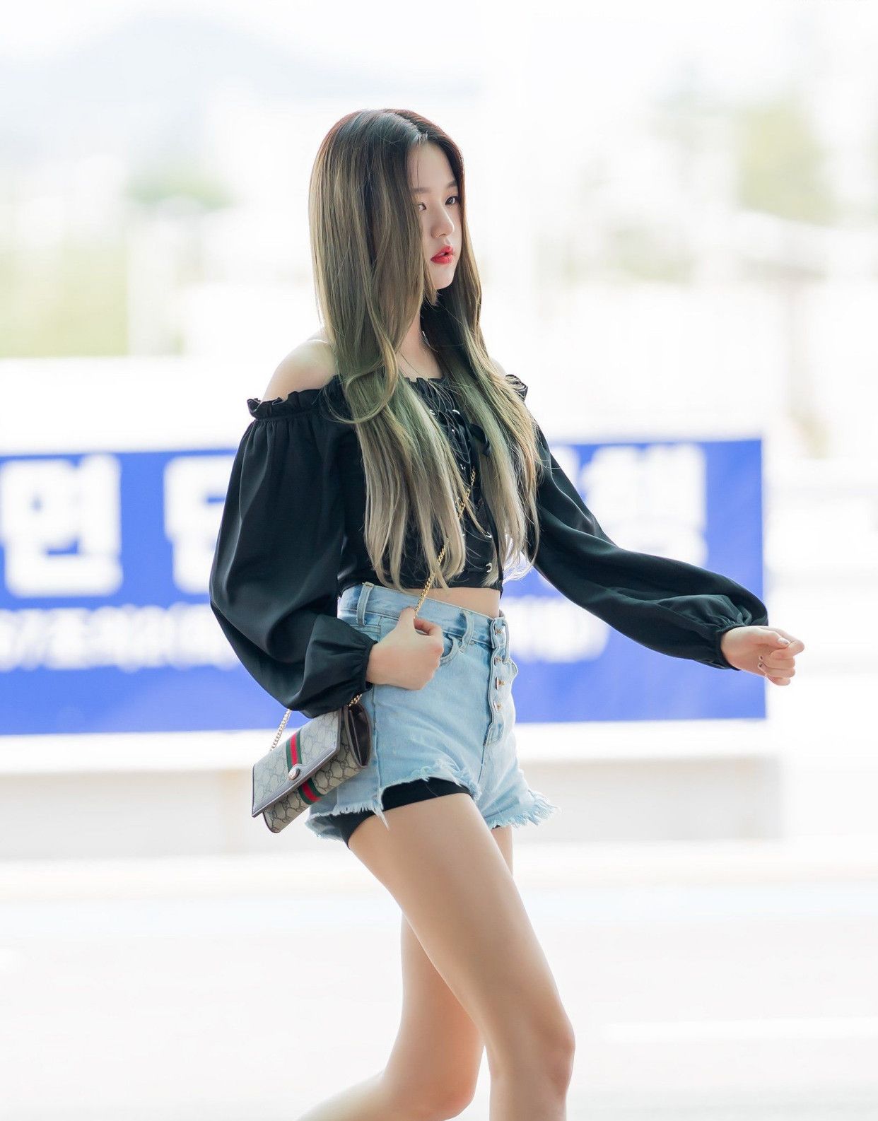 14岁出道c位iz One成员 张员瑛娃娃般的脸蛋十分可爱