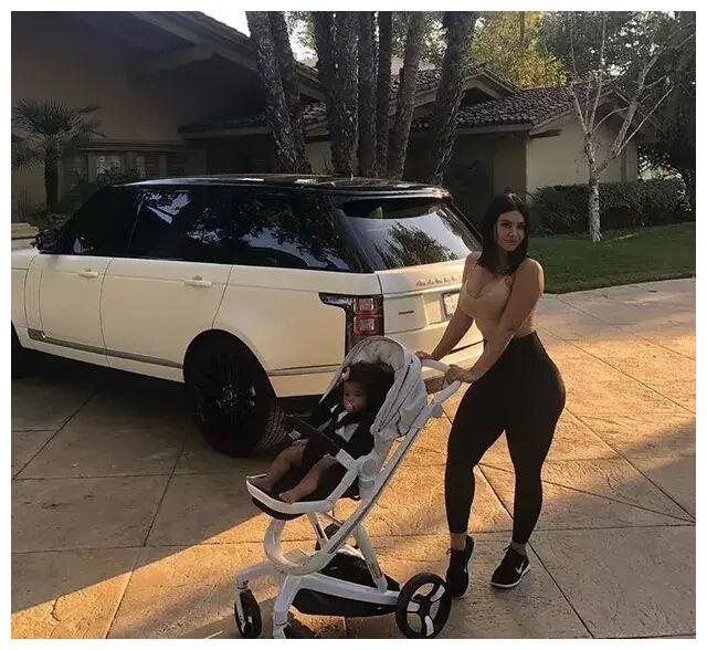 女友坐豪车接乔治!被泡椒吐槽鞋丑后,她吸取教训穿绿鞋给他惊喜