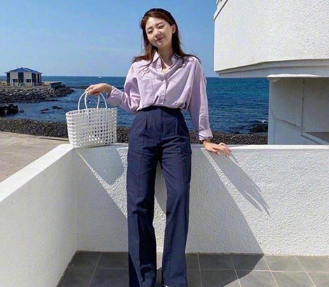 小个子女生日常穿搭看这里look1:纯白色连衣裙女孩们还在苦恼夏天怎么