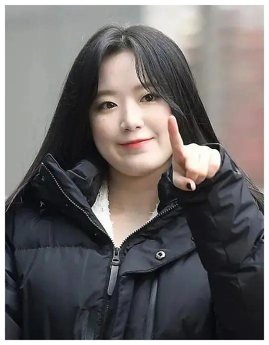 叶舒华又被嘲笑了!身材比队友们胖了一圈,作为组合门面备受争议