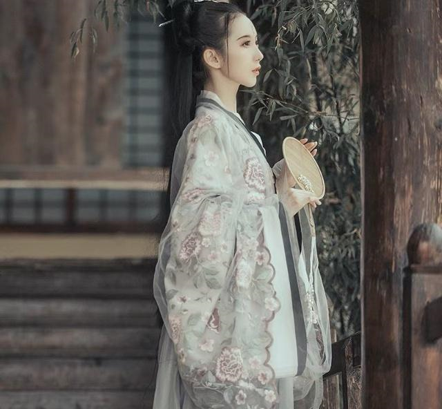 天蝎座天蝎座专属新年汉服仙气飘逸,华丽尊贵的锦缎暗花宫装,那如云