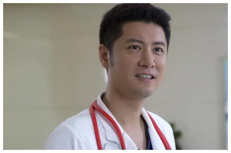 今年41岁的任重曾因出演《北京青年》,《青年医生》等多部经典的都市