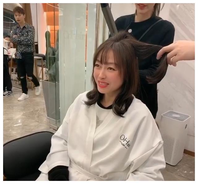 舒高已经44岁了,略施粉黛气色极好,再嫁大16岁老公,终获幸福