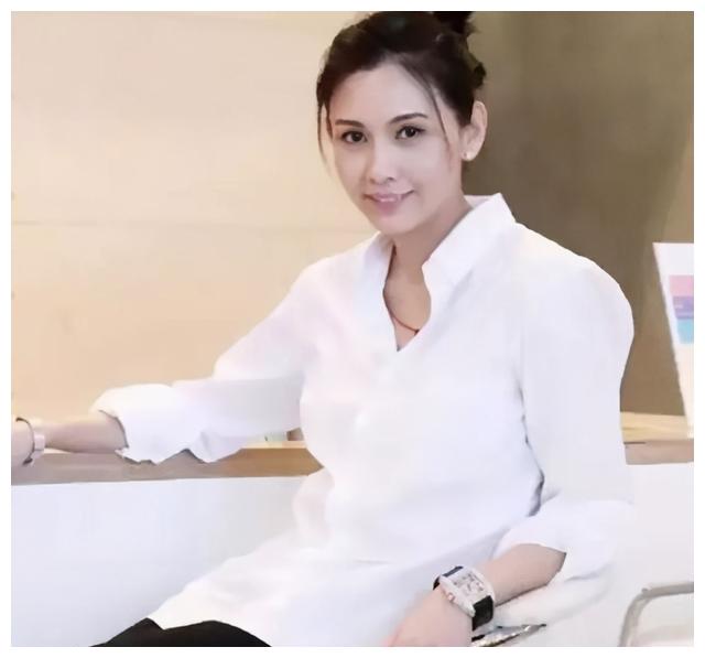 52岁邱淑贞近照曝光,豪门生活疑遭危机,女儿颜值胜母亲众人羡