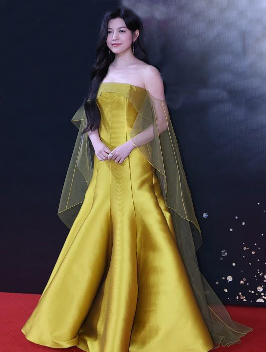 陈妍希身穿黄色礼服秀曲线优雅还显贵气