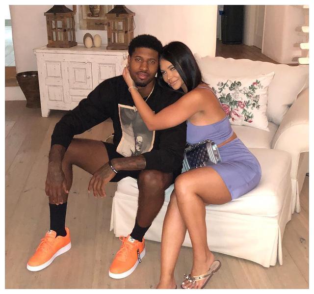 女友坐豪车接乔治!被泡椒吐槽鞋丑后,她吸取教训穿绿鞋给他惊喜