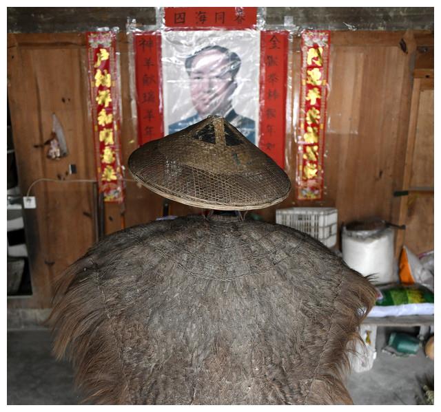 曾在农村大受追捧的蓑衣红军长征时穿过现在都拿来做什么呢