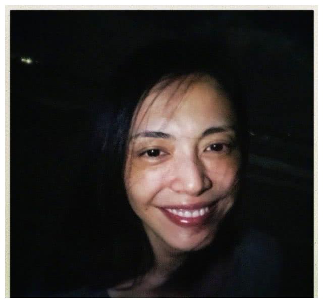 姚晨晒纯素颜,脸上斑点清晰可见,不修图没滤镜更自然漂亮