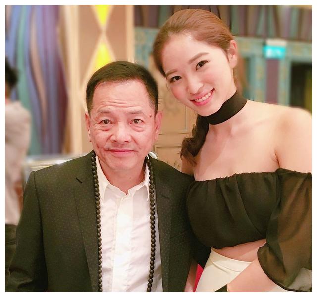 杨嘉欣尹国驹是她姥爷在无线跑龙套21岁生子享平淡生活