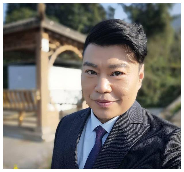 香港著名谐星阮兆祥,不够钱养活女友,初入行每月工资才500元