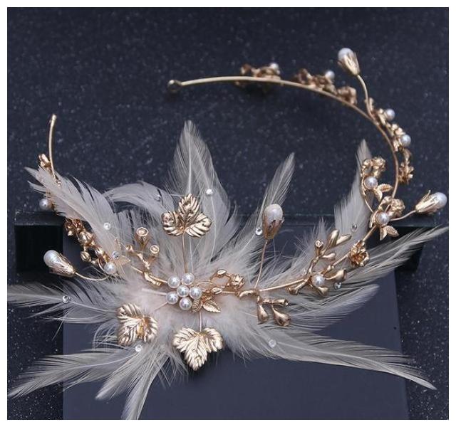 射手座专属公主皇冠是金线为主体,一边有着极其夸张的大羽毛,绝不遮