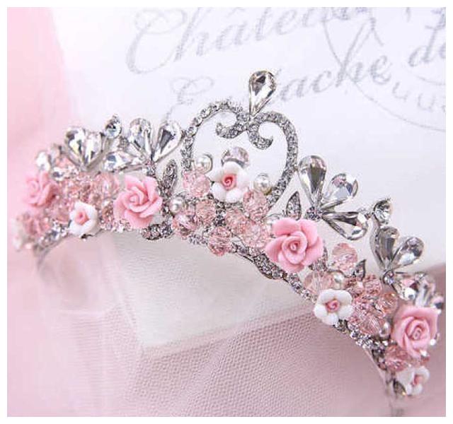 3,双鱼座白羊座专属公主皇冠是金丝线的勾勒,皇冠的尖上有一颗珍珠