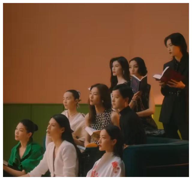 9名国模世纪同框，刘雯稳站C位，何穗状态好，奚梦瑶没参加合照休闲区蓝鸢梦想 - Www.slyday.coM