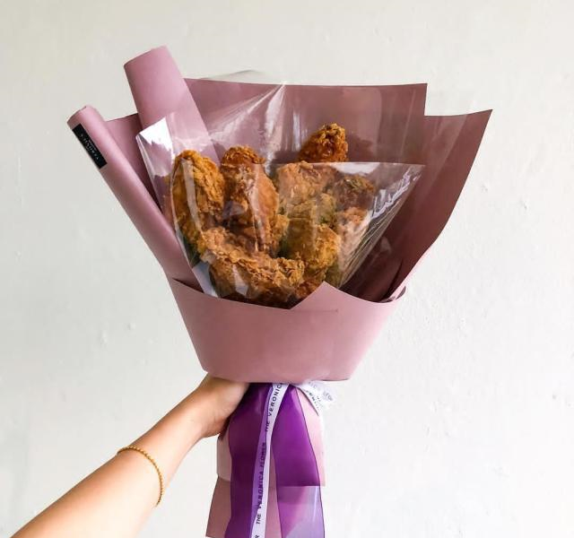 据男子说自己女友很爱吃炸鸡,所以用炸鸡来包花束最能讨她欢喜.