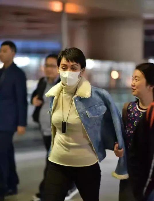 张柏芝肚大如球被围观网友纷纷猜测她第8次怀孕吗这是