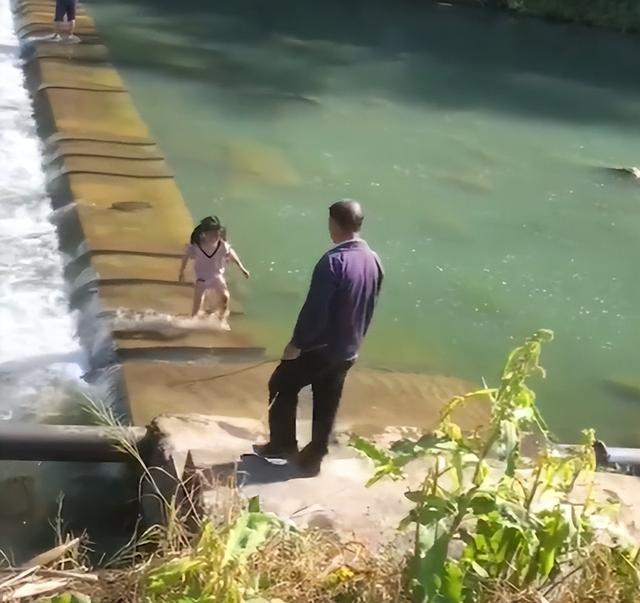 打你是为了救命!湖南小女孩被家长拿藤条狂抽,这次家长没被骂家暴休闲区蓝鸢梦想 - Www.slyday.coM