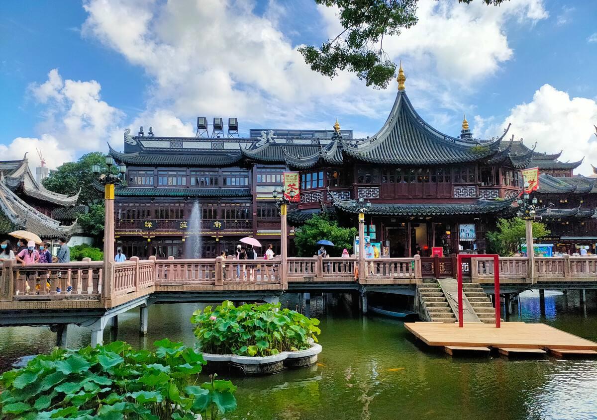 上海的园林在全国的知名度还是稍低一些的,但从上海园林的特色和规模