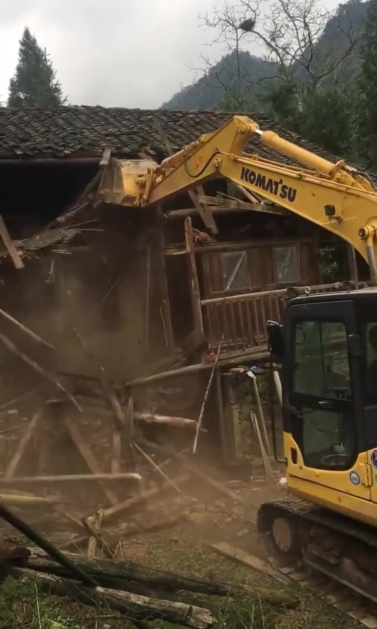 挖掘机拆迁老木房子,干活效率真是快啊!
