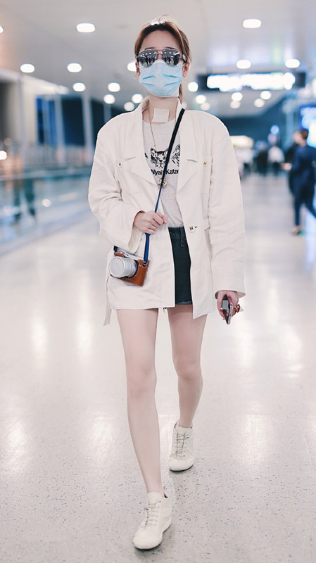 继续要看的是金莎的下搭,我们看金莎下搭了一条短裤,衬得金莎的腿还是