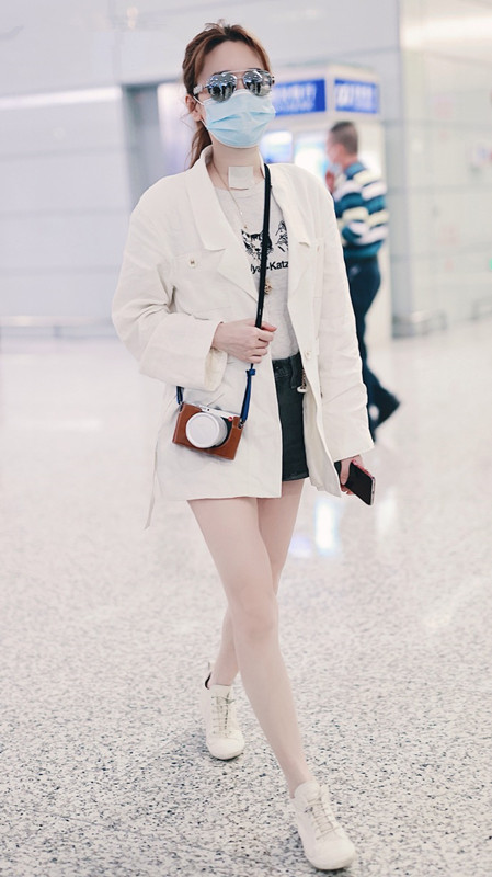 金莎穿白色西装搭短裤还是像年轻时候那么漂亮