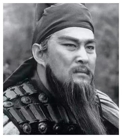 关羽陆树铭直播太冷场胡子花白对镜拘束妻子唱歌烘托气氛