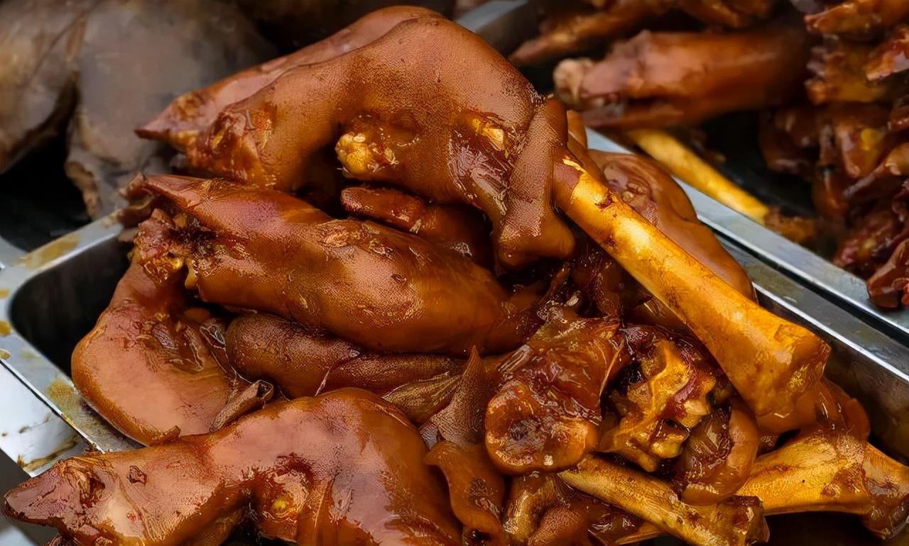 河南大哥发财了,每天卖600斤卤羊蹄,卫生差客人却抢得打起来|羊蹄