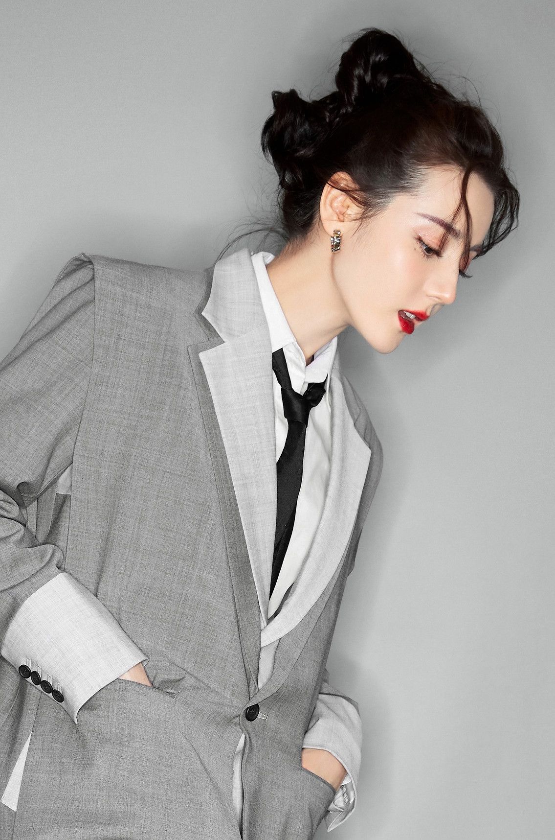 迪丽热巴学姐造型太美了穿灰色西装演绎学院风大长腿真抢镜