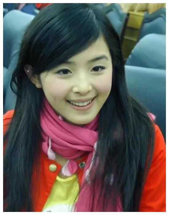 张含韵虽然在这些姐姐中年龄不是最大的,但她出道却比大部分姐姐早