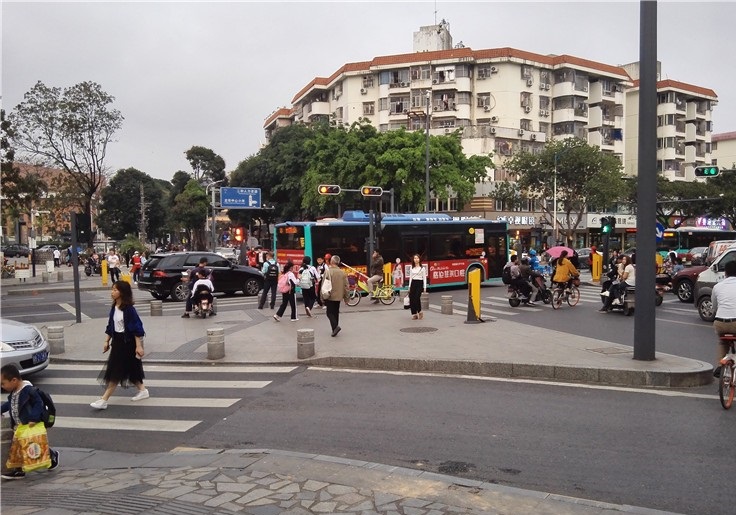 深圳龙华下班的十字路口有志愿者在指挥行人过马路很暖心