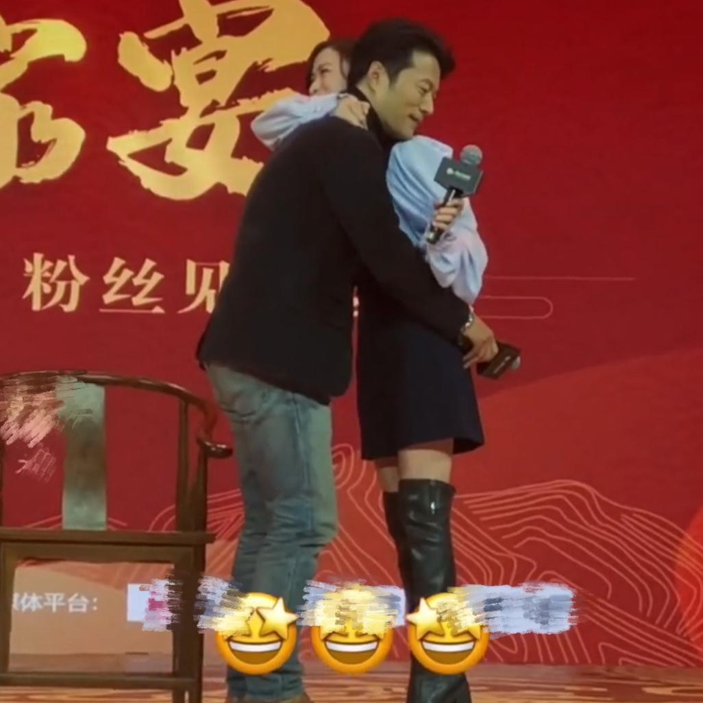 佘诗曼出席活动,霸气拥抱谭凯,穿长靴腿纤细都装不满!