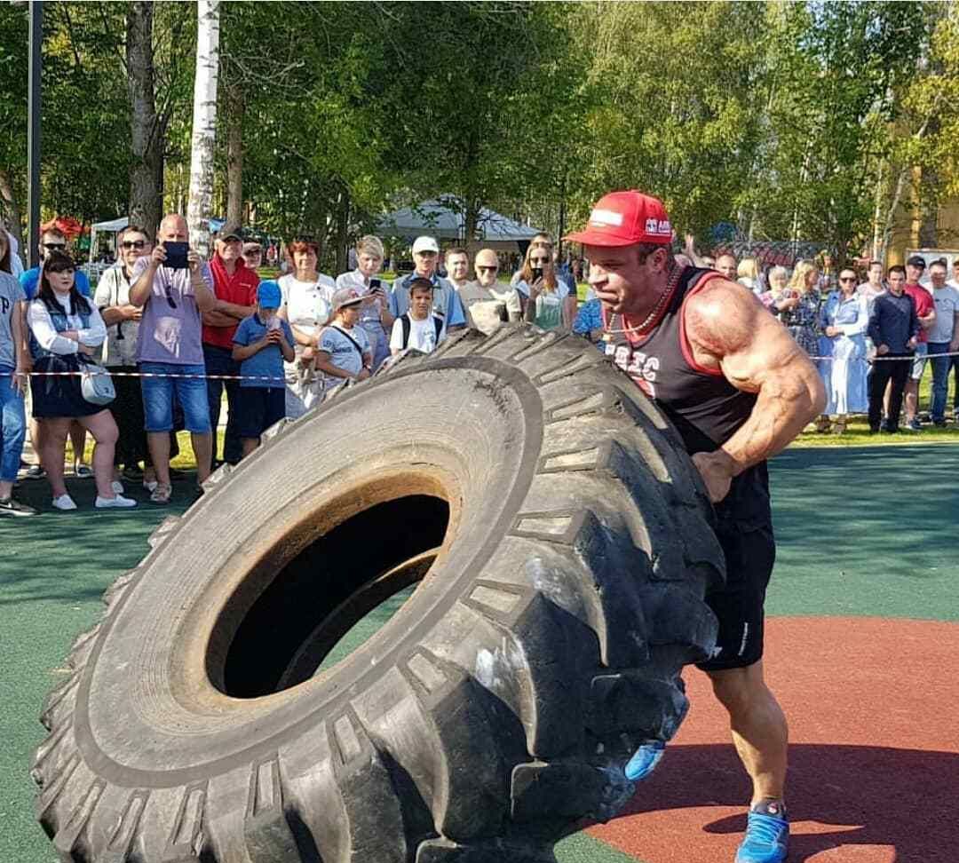 腕力王丹尼斯 体重280斤 肌肉发达轻松玩起双力臂