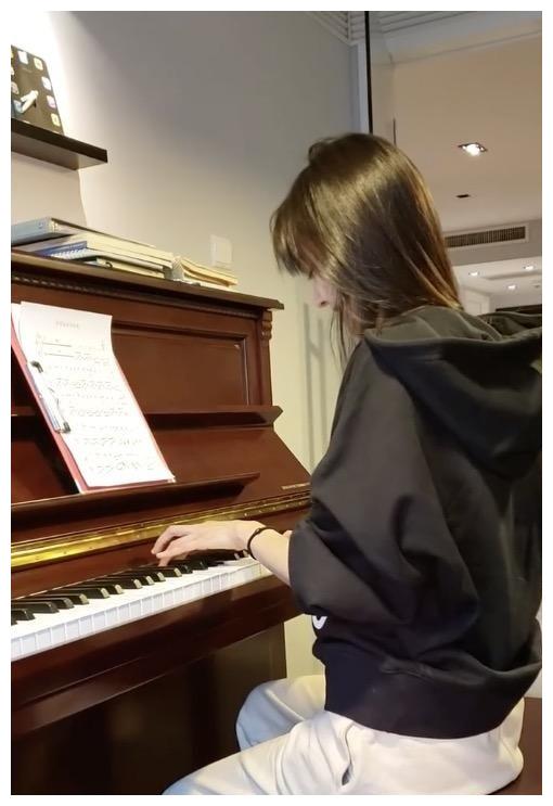 郑爽弹钢琴视频曝光,素颜对着镜头回眸一笑,美得沁人心脾|郑爽|钢琴