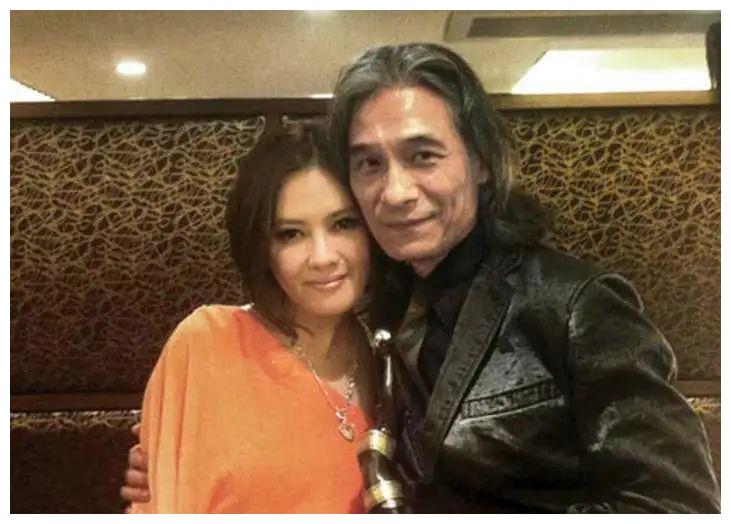 20岁的小姑娘,和27岁的成熟"大叔",把李丽君迷的不要不要的.