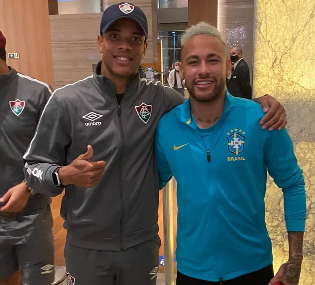 球星内马尔与队友一起合影,内马尔接下来将会迎来美洲杯半决赛