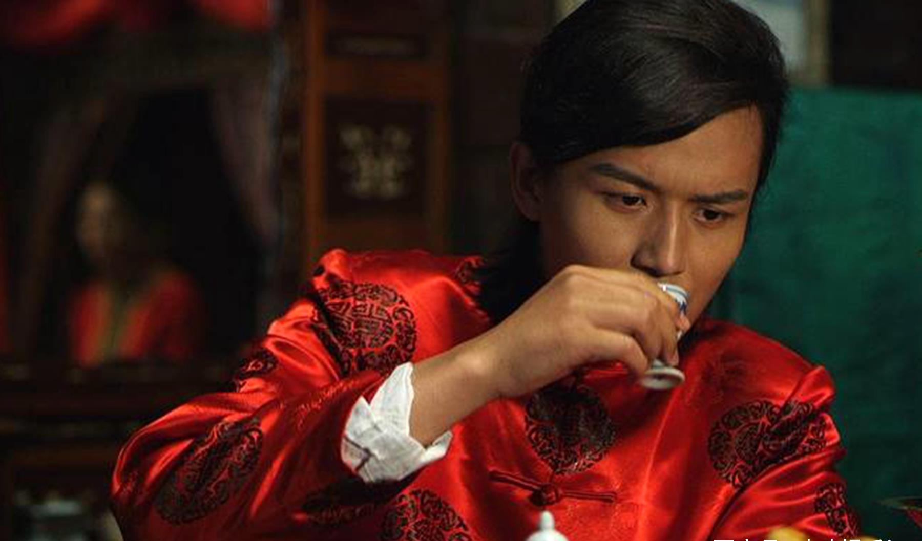 王鹤棣在新剧《今日宜加油》出演职场小年轻白马帅……