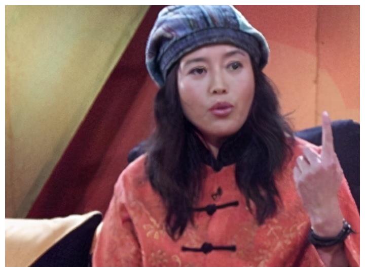 丁嘉丽有一个女儿一个儿子,当时与第一任丈夫离婚时女儿丁丁被判给了