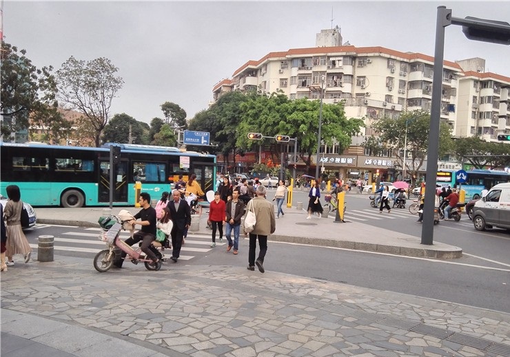 深圳龙华下班的十字路口有志愿者在指挥行人过马路很暖心