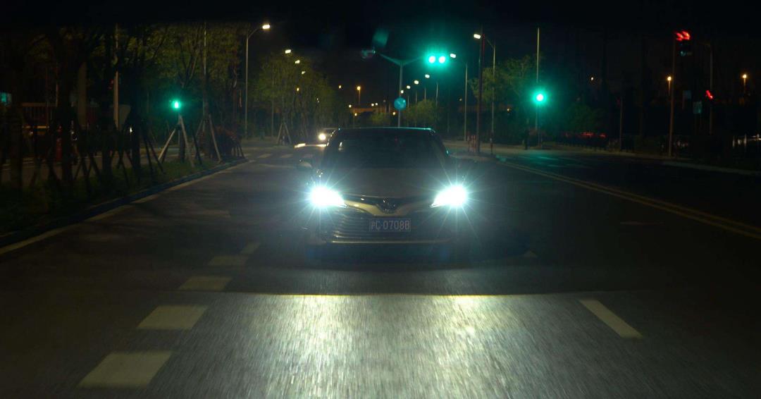 遇到后车一直开远光灯,先别急着以牙还牙,这样做让他尝尝厉害!