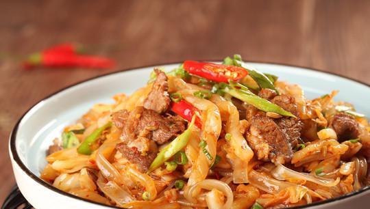 老一辈传下来的酸菜炒粉条家常做法酸辣开胃做法非常简单