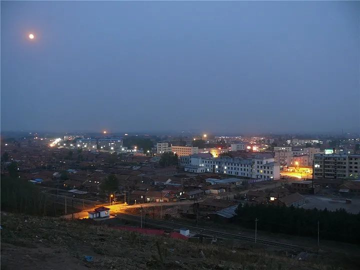 大杨树镇,位于呼伦贝尔市境内的鄂伦春自治旗东南部,它北依大兴安岭林