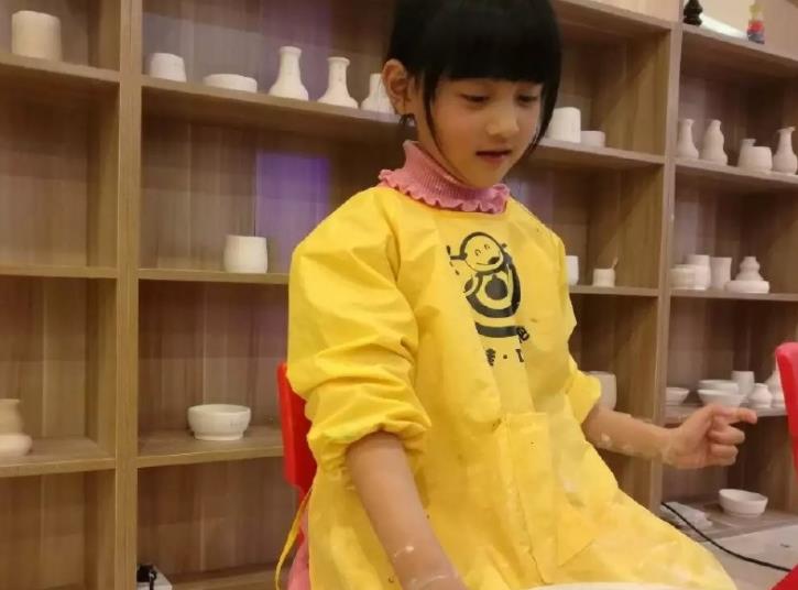 林生斌大女儿酷似童星俩人仅差一岁仿佛看到长大后的林臻娅