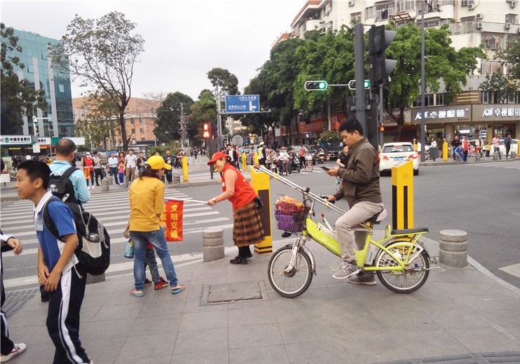 深圳龙华下班的十字路口有志愿者在指挥行人过马路很暖心
