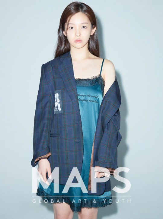 韩国女艺人李诗雨拍杂志写真展清纯动人魅力