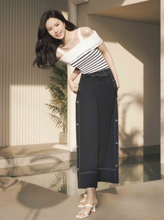 韩国女艺人孙娜恩拍代言品牌最新宣传照