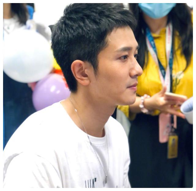 侧脸的颜值也是很高的,不得不说彭冠英的五官真的太精致了,很是优越了