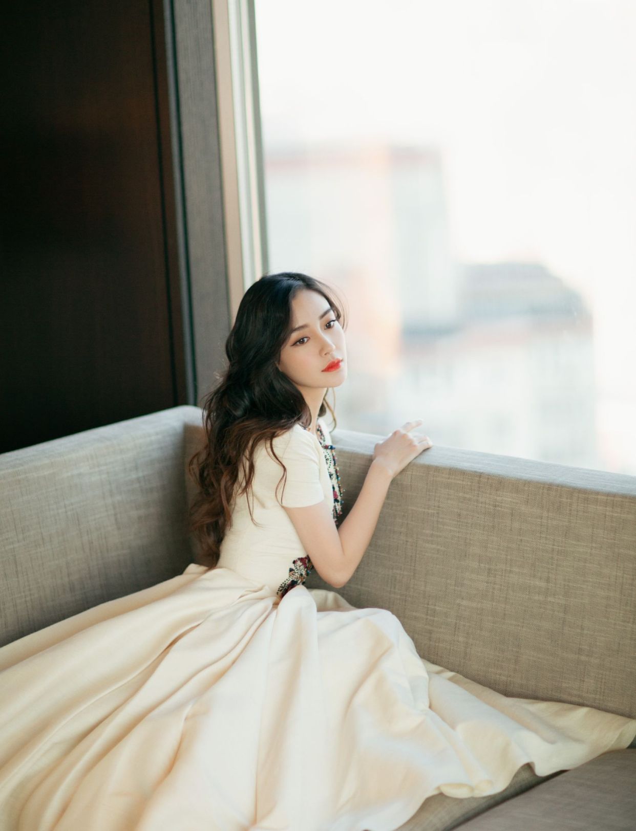 杨颖身材真好,怎么穿都是好气质,一袭白裙美的让人心动!__财经头条