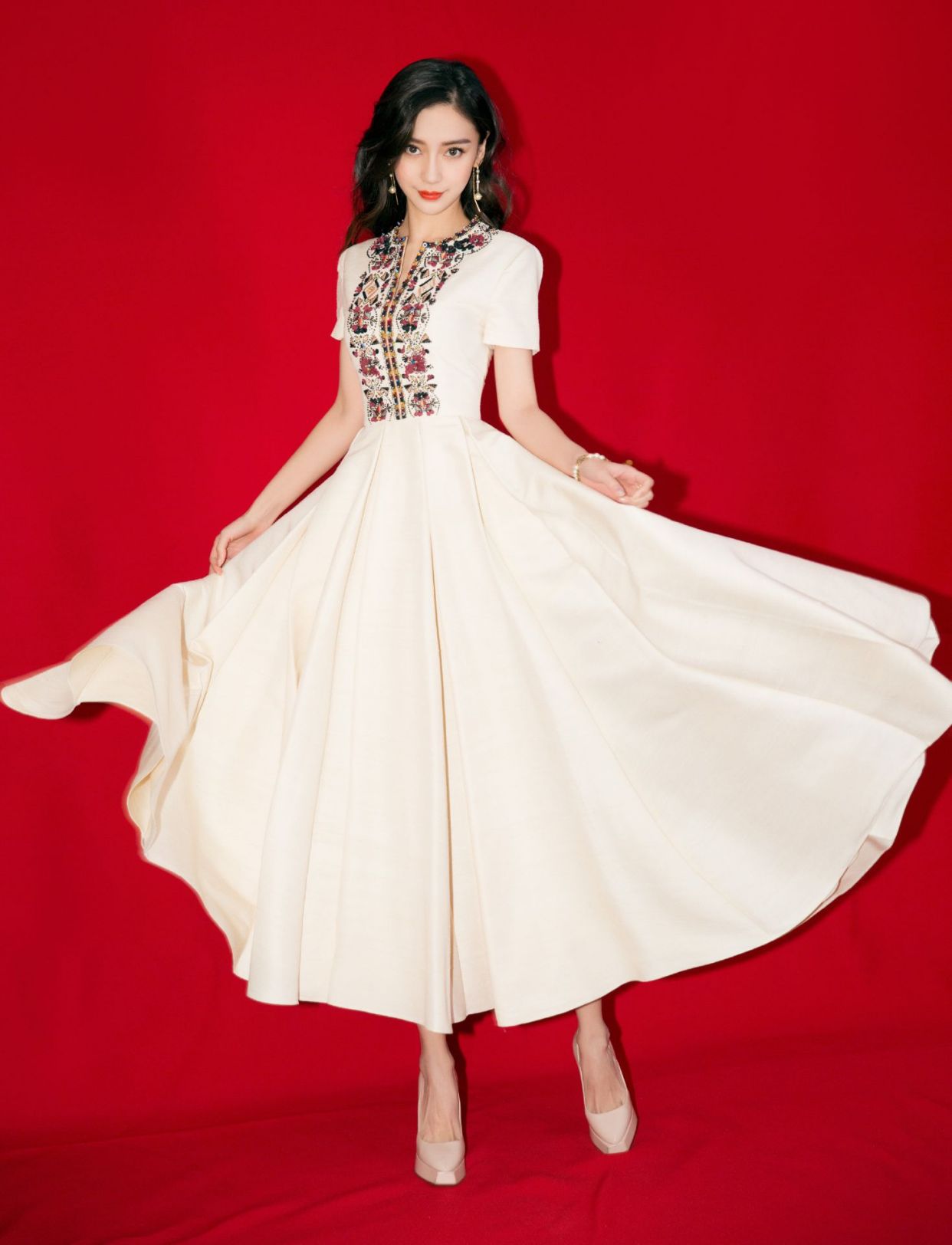 杨颖身材真好,怎么穿都是好气质,一袭白裙美的让人心动!__财经头条