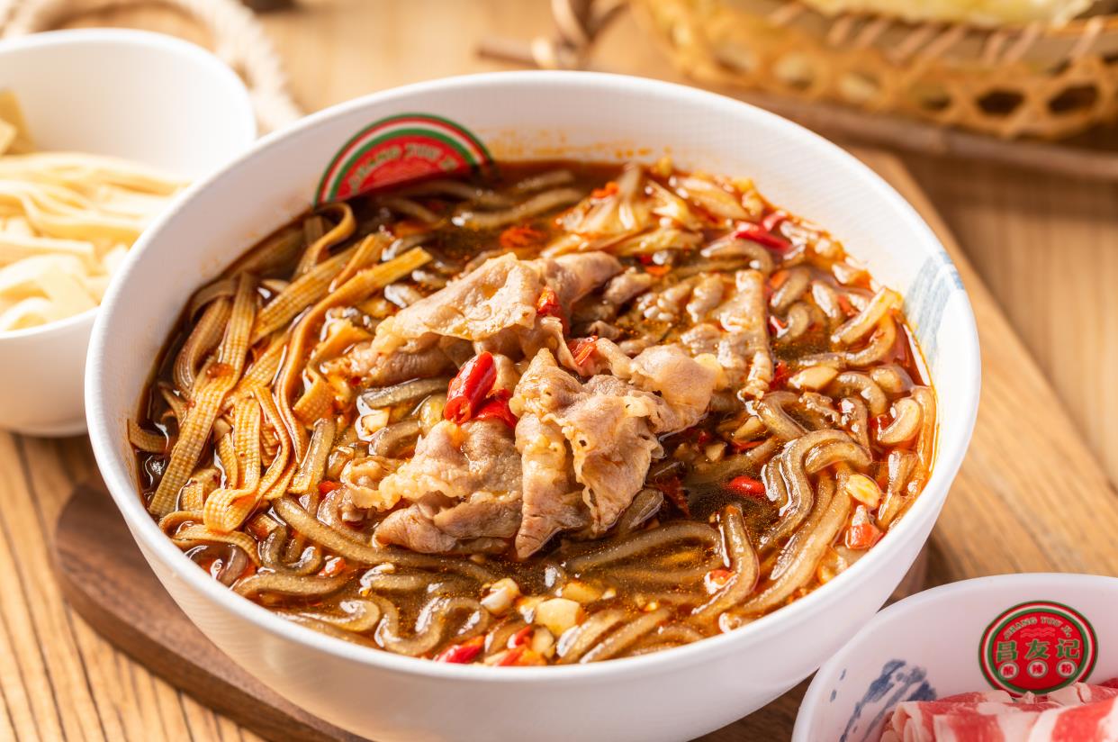 蟹棒,肥肠,肥牛,鹌鹑蛋等等,当然如果你愿意,都是可以凑成一碗酸辣粉